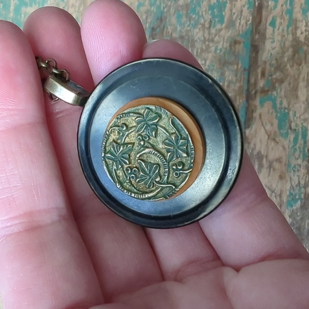 WHIMSY HOUSE I NWT Upcycled Vintage Button Ivy Vines Pendant Necklace - Picture 5 of 9
